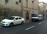 يافا: الشرطة تداهم أحد المنازل العربية في شارع ييفت وسط المدينة 